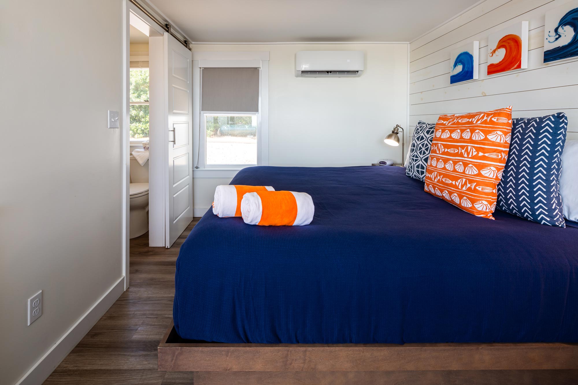 Hotel room with one bed